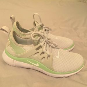 NIKE WOMENS ACALME RUNNING SHOES
